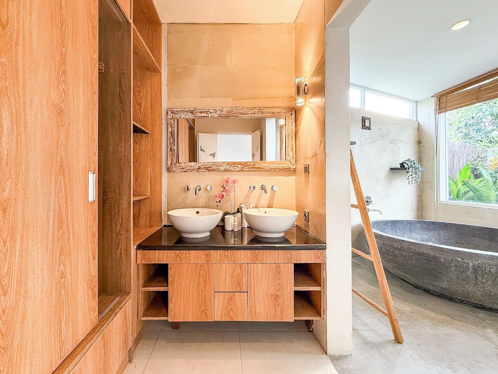 Villa St Calyx by DVH Luxe Retreats 3BR