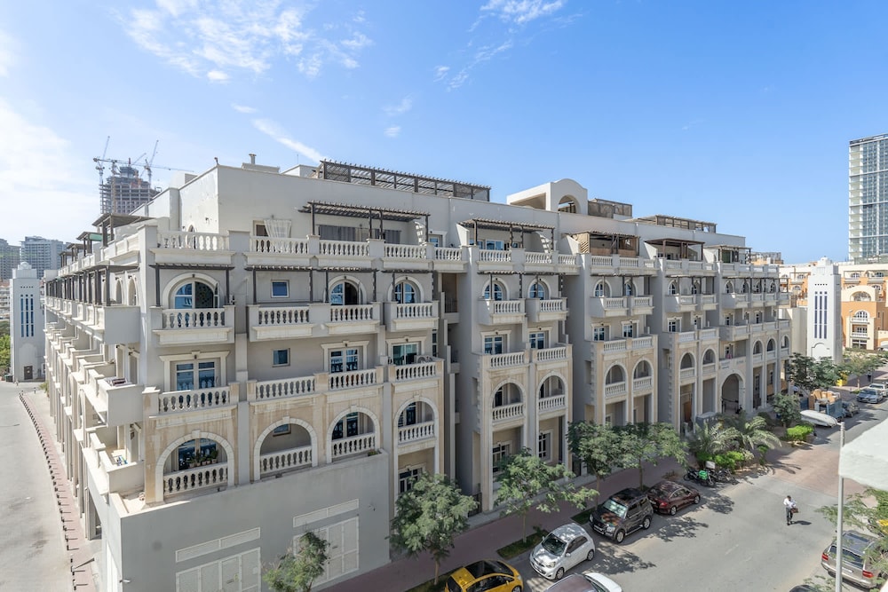 Pleasing 1-bedroom for 4 in JVC for Relaxing Getaway