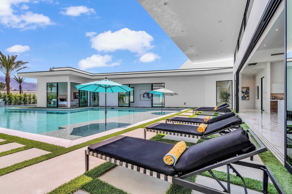 Luxury Retreat Pool, Putting Green + Pickleball Sleeps 17 Bravo Villa 8 by Avantstay
