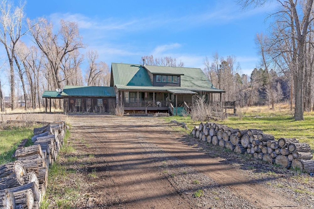 Charming Country 4br Retreat With Riverfront Views 4 Bedroom Cabin