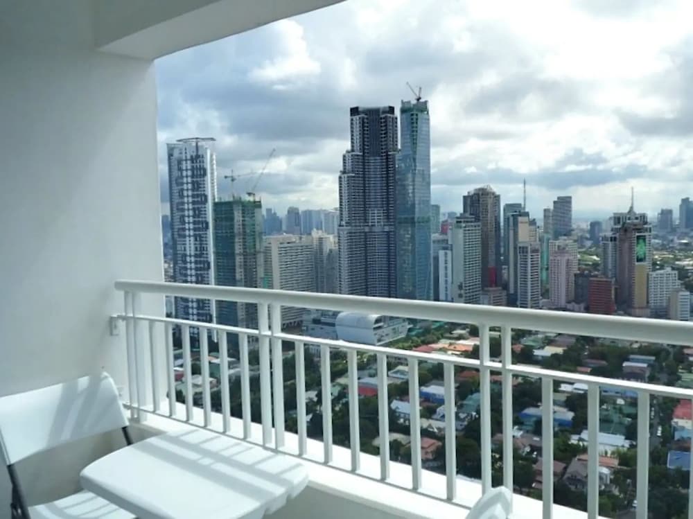 Apex At Jazz Makati - 41m2 Corner Apartment With Private Balcony City View