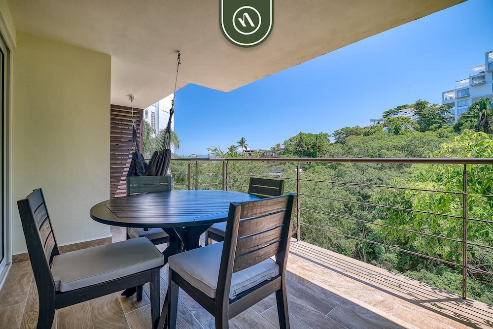 Luxury 2 BR Condo in the Jungle - Oceanview Pool