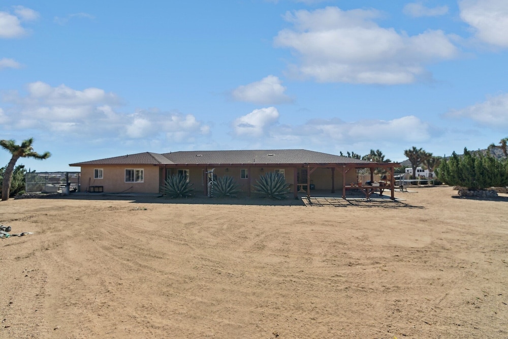 Countryside Spanish Hacienda W/ Spa, Horses, Views by Redawning view 5