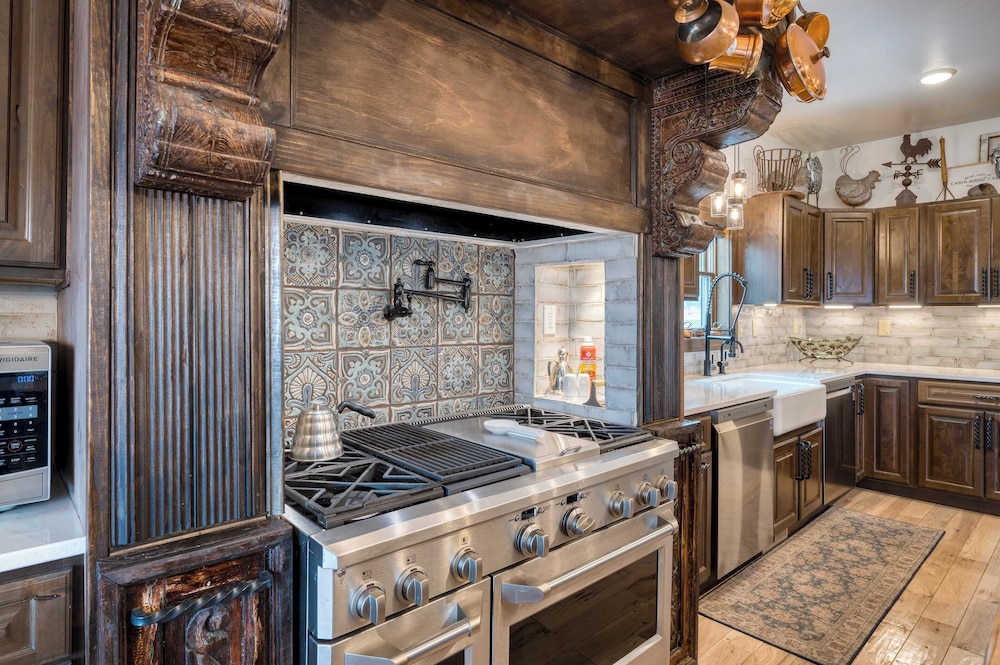 Winterhaven Estate by Avantstay Sleeps 19 Guests Mountain Compound w/ Views, Firepit, Hot Tub