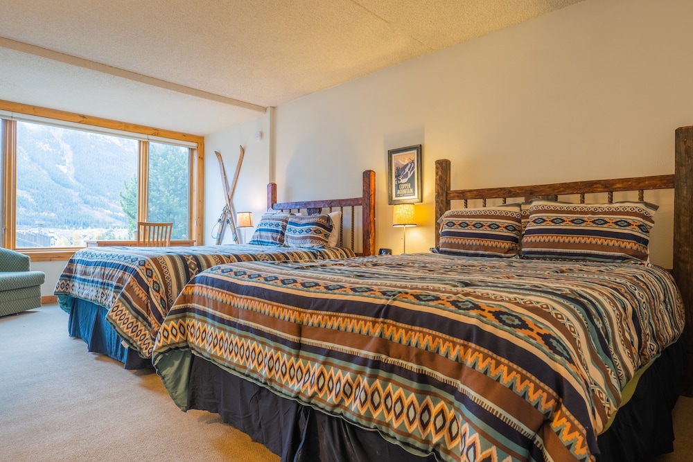 Comfortable Cozy Condo - Short Walk to American Eagle Lift - SH402 by RedAwning