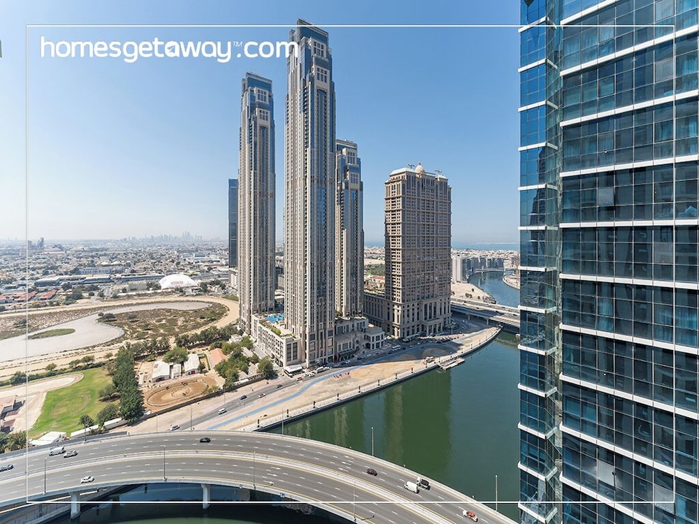 2BR Luxury with Stunning Lake View in Business Bay