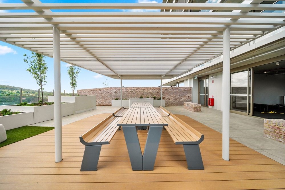 Bright 2-bed Apartment With Gym, BBQ & Pool Access