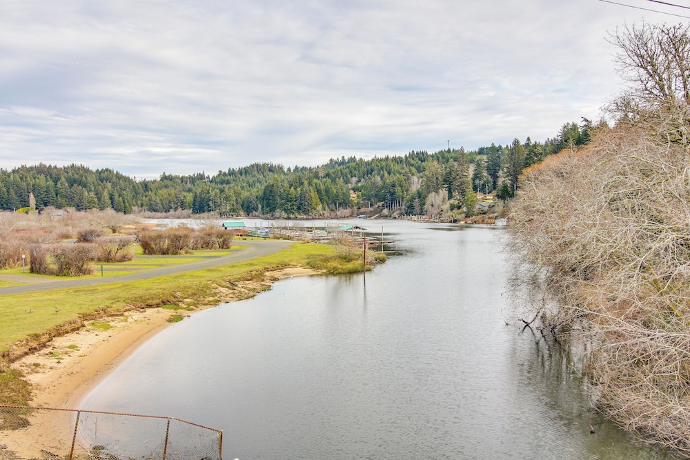1 Mi to Oregon Dunes: Quiet Getaway w/ Deck