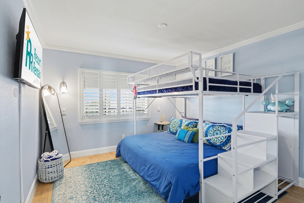 Land's End 9-402 Beach Front - Premier