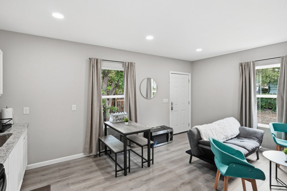 Cozy 3BR Suite Insuite Laundry Min to Downtown