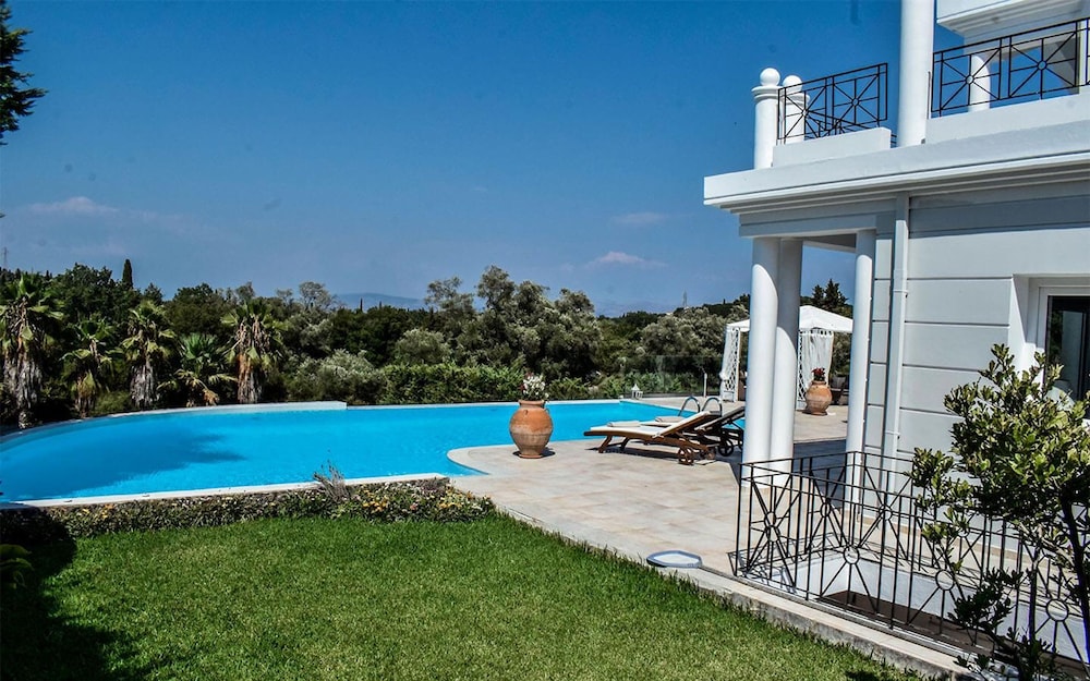 Villa Noulia With 4 Bedrooms and 2 Bathrooms view 3