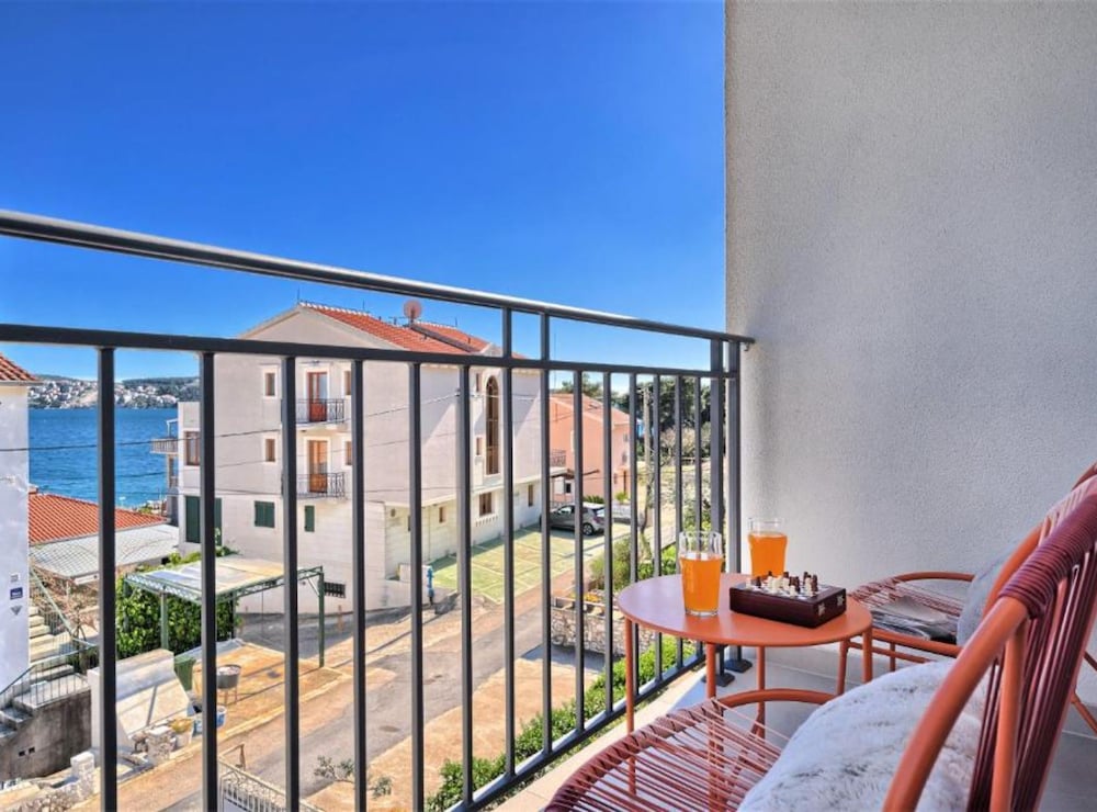 Apartment Aniva - 50 m From the sea