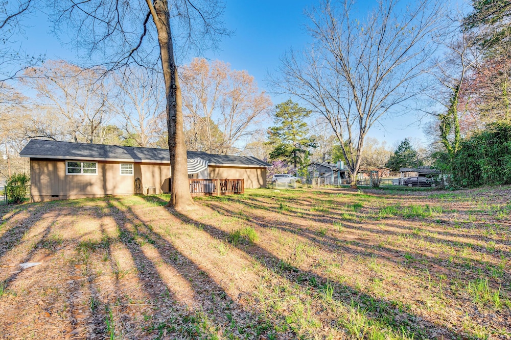 18 Mi to Downtown Atlanta: Quiet Home w/ Fire Pit