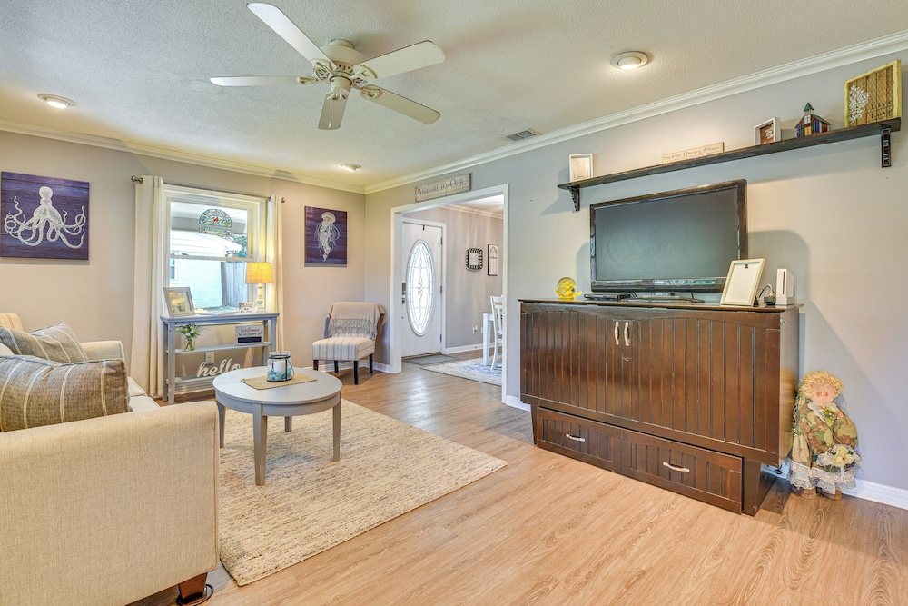 Spacious Home w/ Hot Tub in Fort Walton Beach!