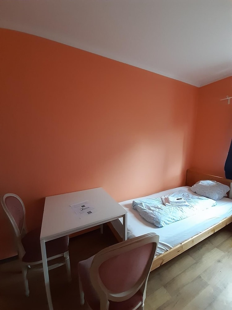 2-Rent Group Hostel Rooms&Apartments TUB19A