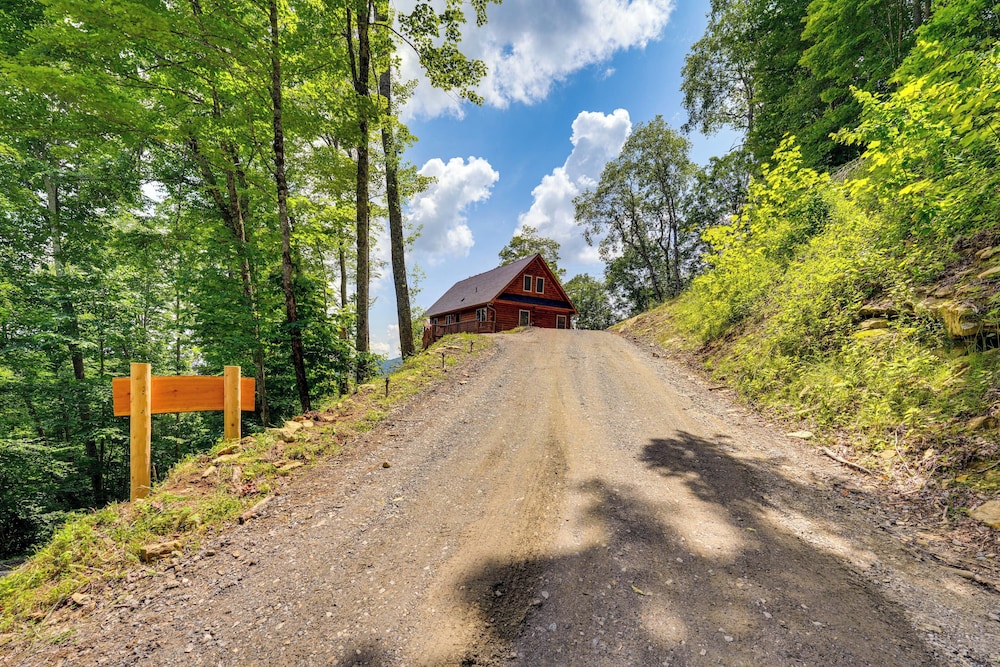 Hot Tub, Game Room & Views: Mars Hill Mtn Retreat!