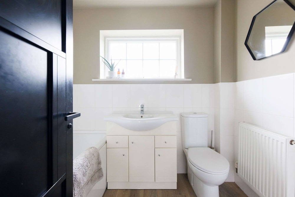 Stylish 4 Bed Home Close to Beach