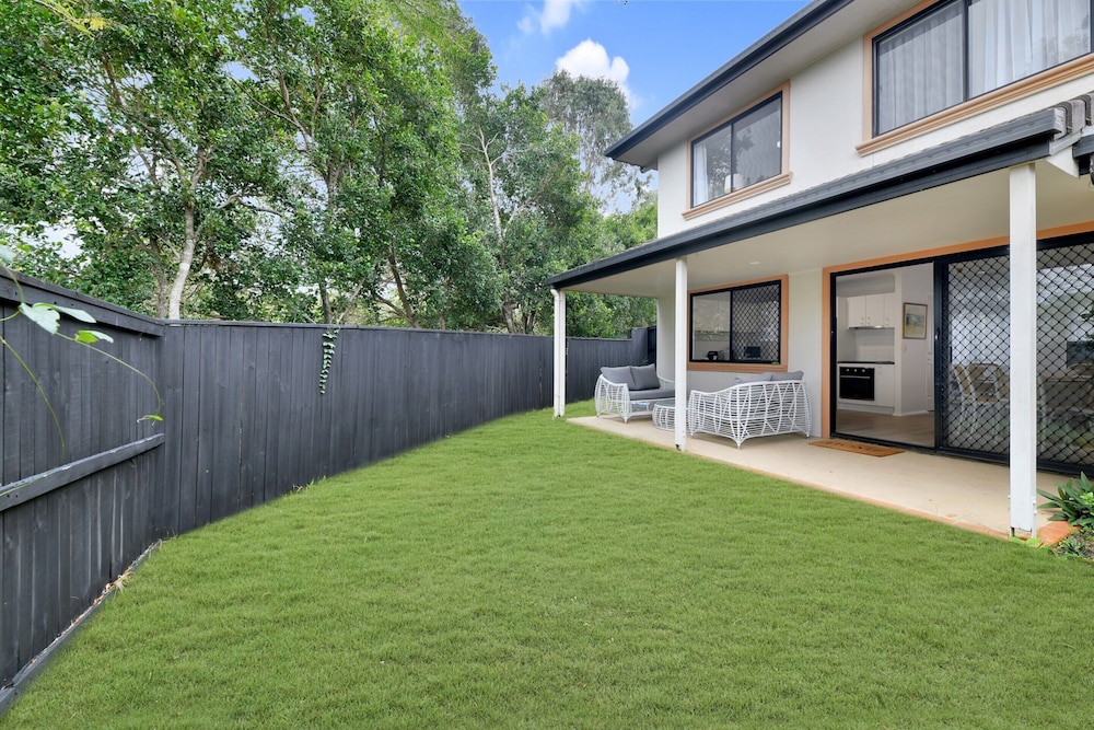 Homely 3-bed Townhouse With Pool & Gym Access