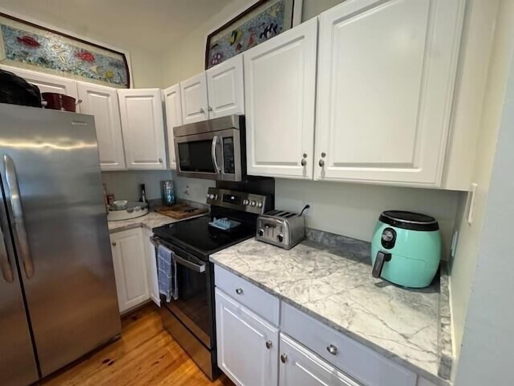 Beautifully Appointed 3-bed, 2.5-bath Home, Great Location Near Beach & Club