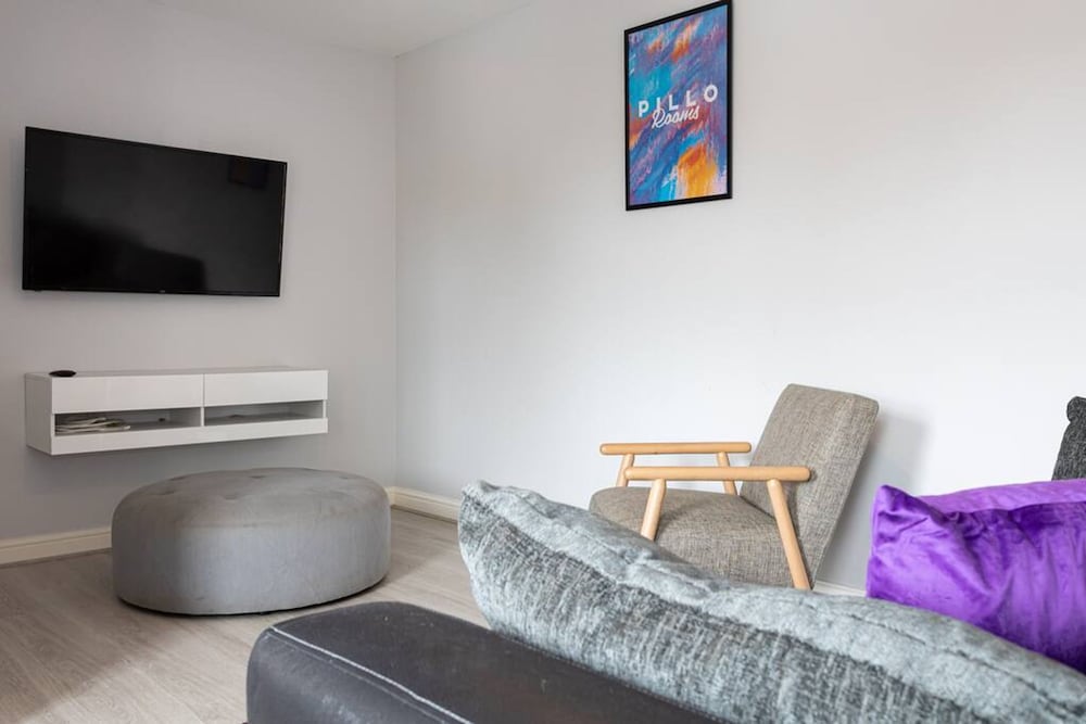 Lovely One-bedroom Serviced Apartment in Eccles view 2
