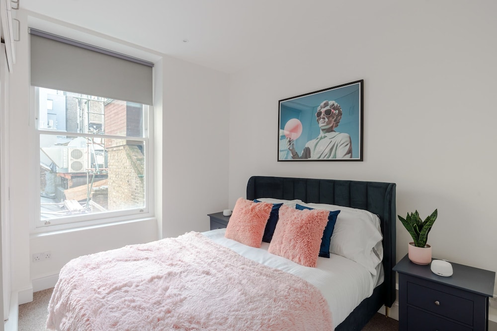 Flirty Chambers - Fitzrovia - by Frankie Says