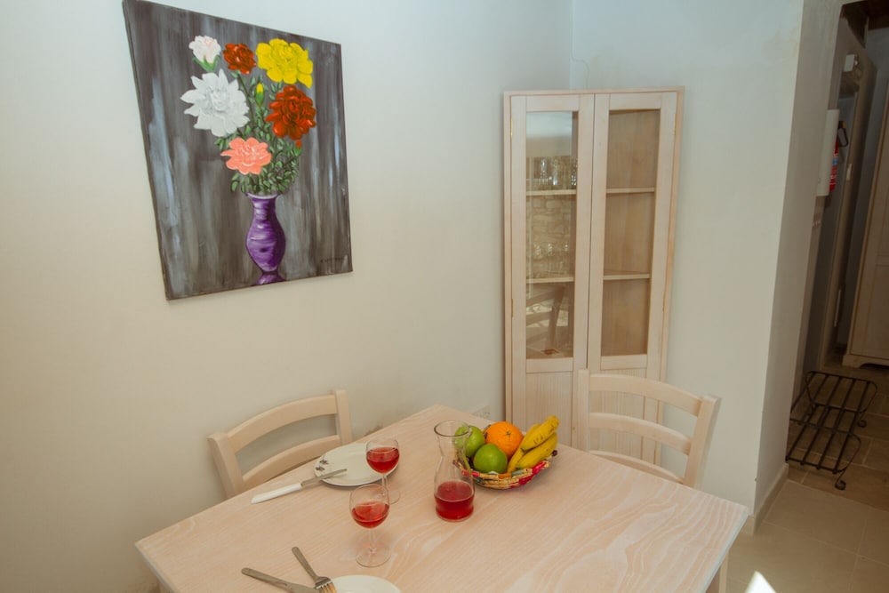 Thyone Studio Cottage