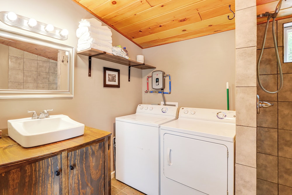 Cozy + Convenient Blairsville Cabin w/ Deck!