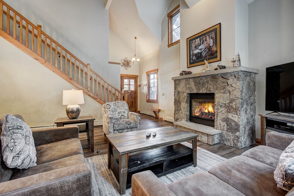 Spacious, Updated Townhome With Private Garage 3 Bedroom Condo