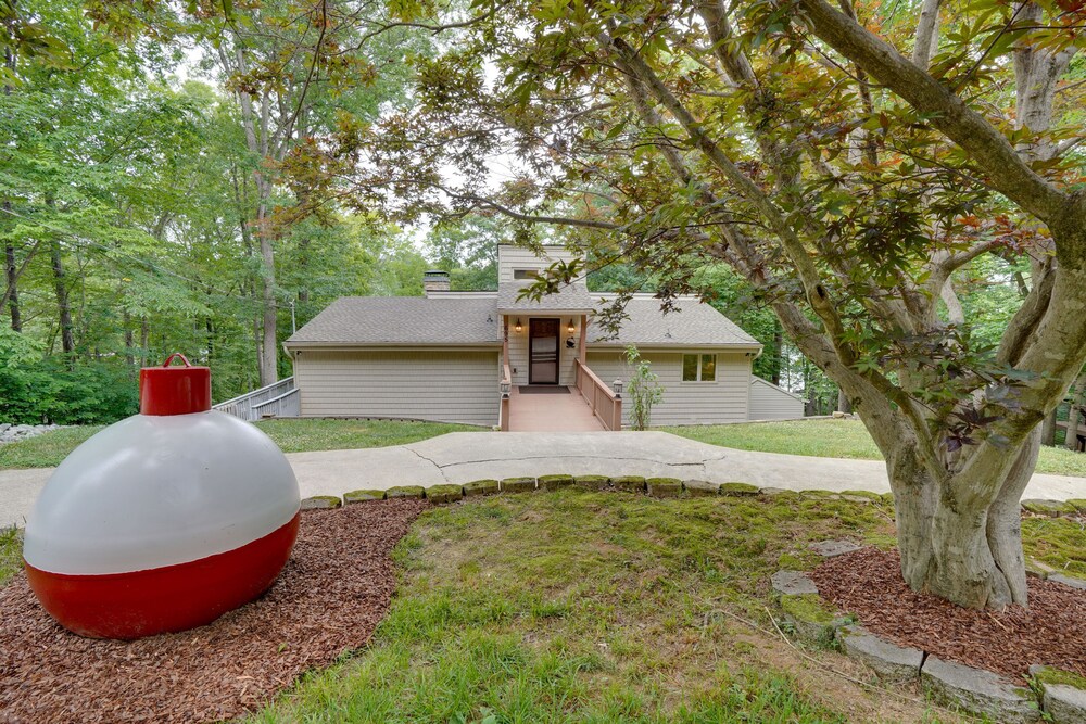 Lakefront Cadiz Home w/ Hot Tub! view 2
