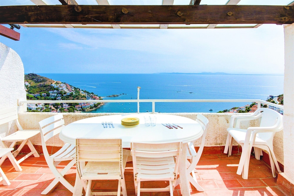 Apartment With Furnished Terrace