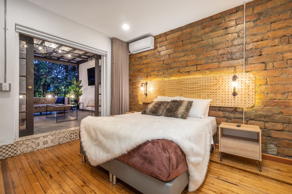 Casa Madera Parque Lleras by HOUSY HOST view 2