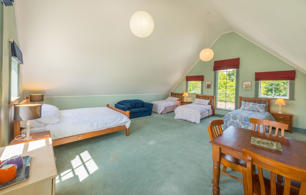 Magnificent Karaka Estate with Swimming Pool view 5