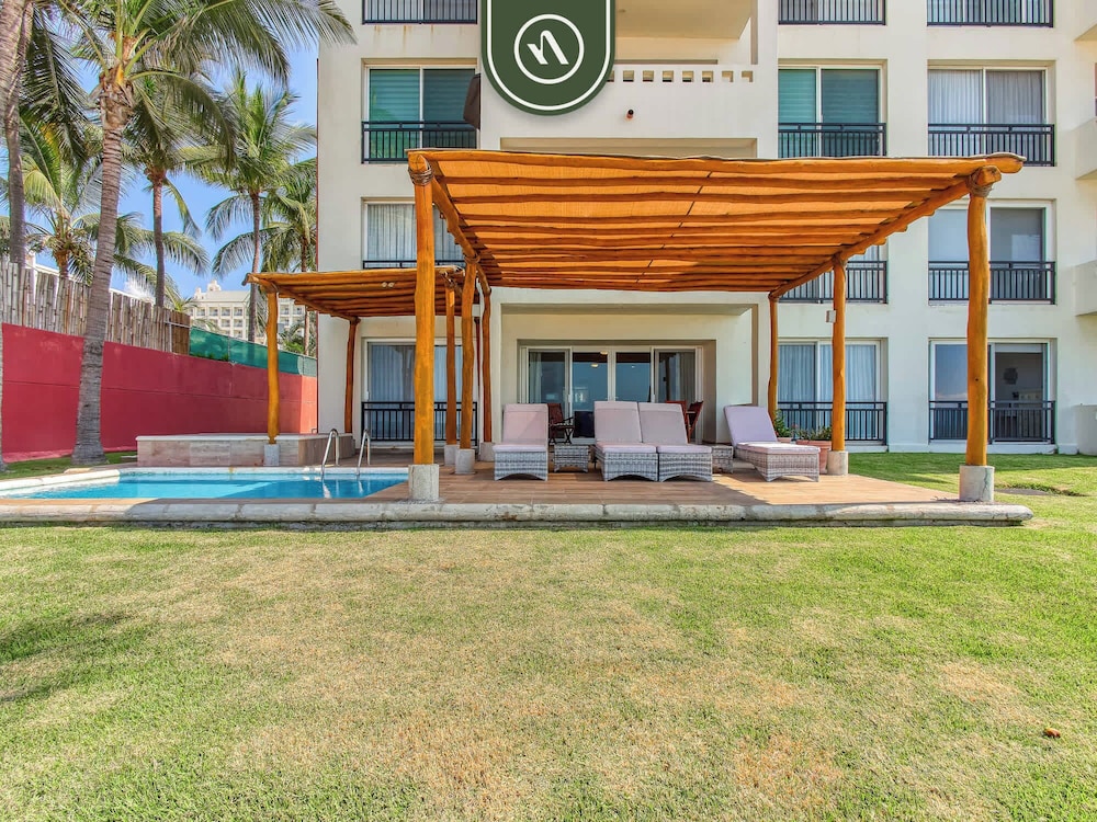 Oceanview 4 BR Condo - Pool - Beach - Terrace