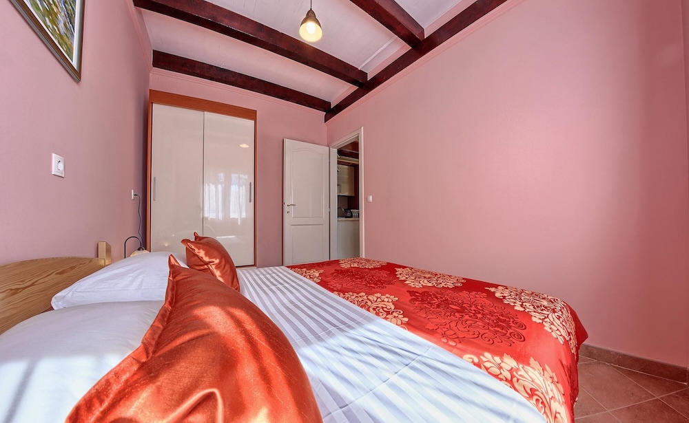 Beachfront Luxury Villa w. Pool & Large Garden photo 4