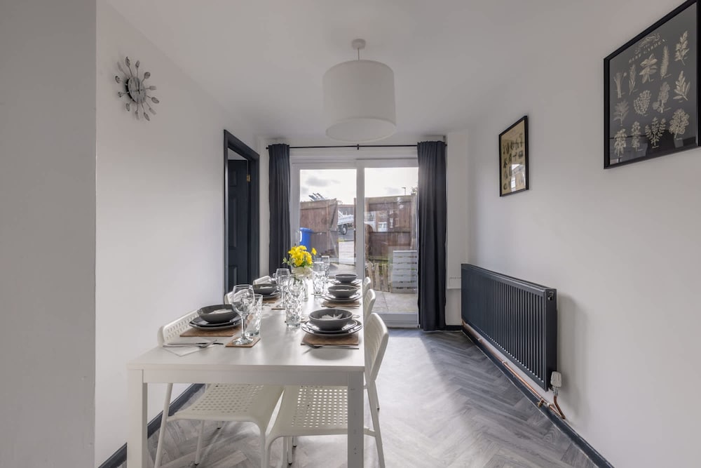 Modern 3 Bed House-free Parking