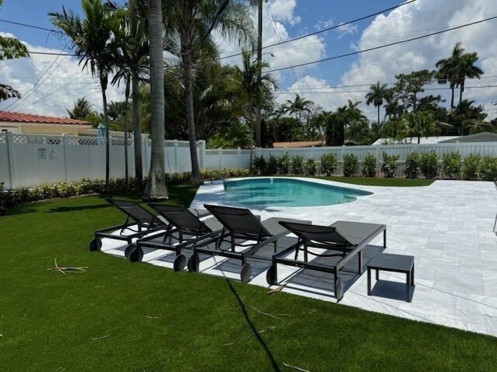 Mid Century Modern Pool Home In The Best Location! 2 Bedroom Home by RedAwning - Image 5