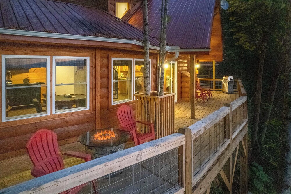 Waynesville Romantic Hideaway w/ Private Hot Tub