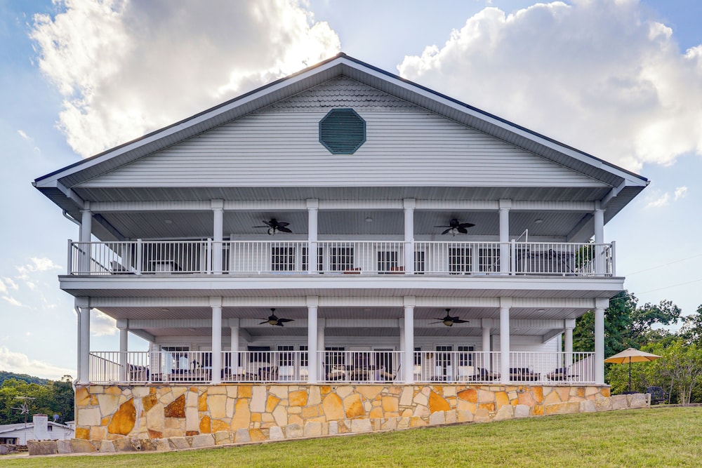 Lake of the Ozarks Haven w/ Decks, Dock & Kayaks!