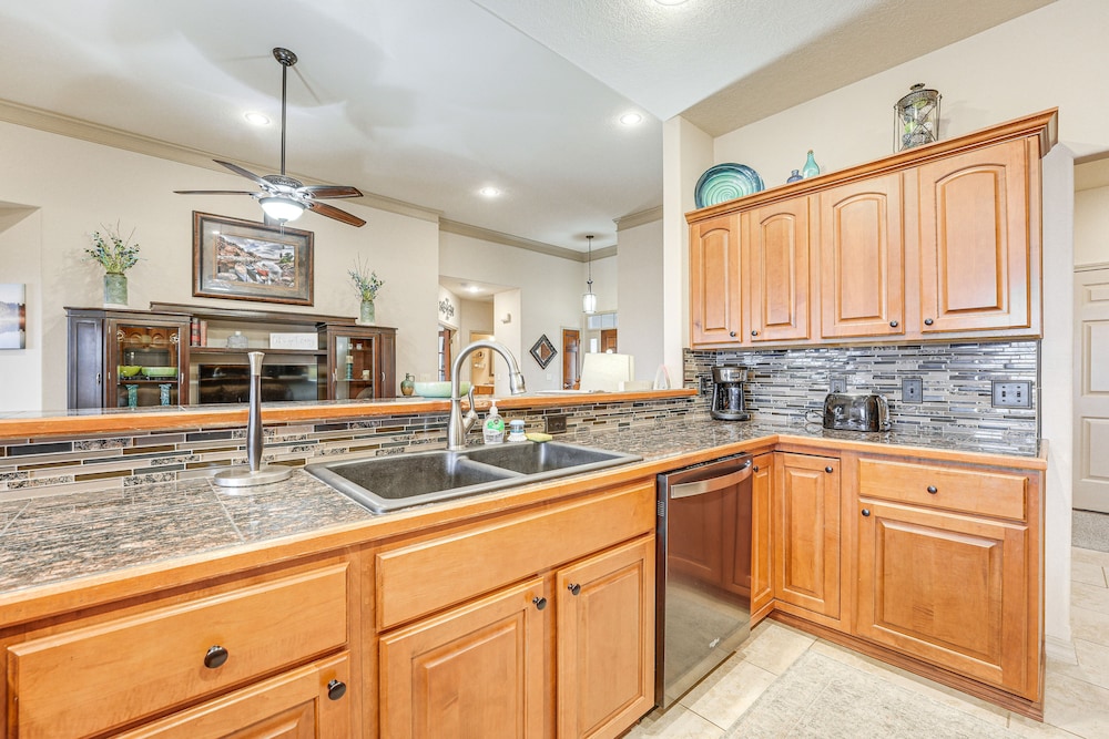 Relax Fireside: Branson West Gem w/ Hot Tub Access