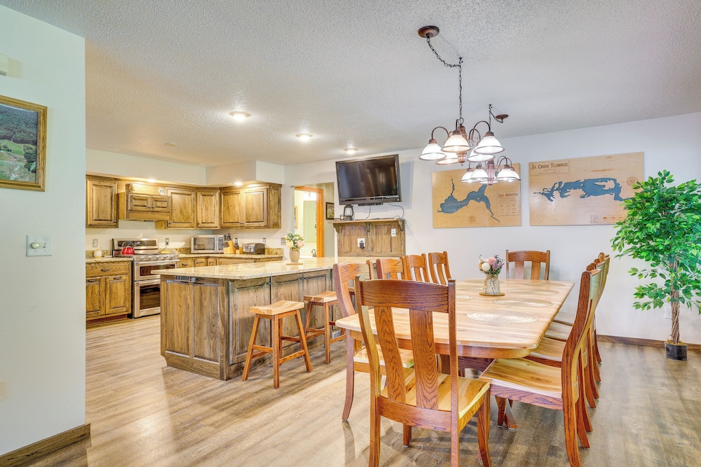 Gorgeous Lake Arbutus Getaway w/ Dock & Boat House