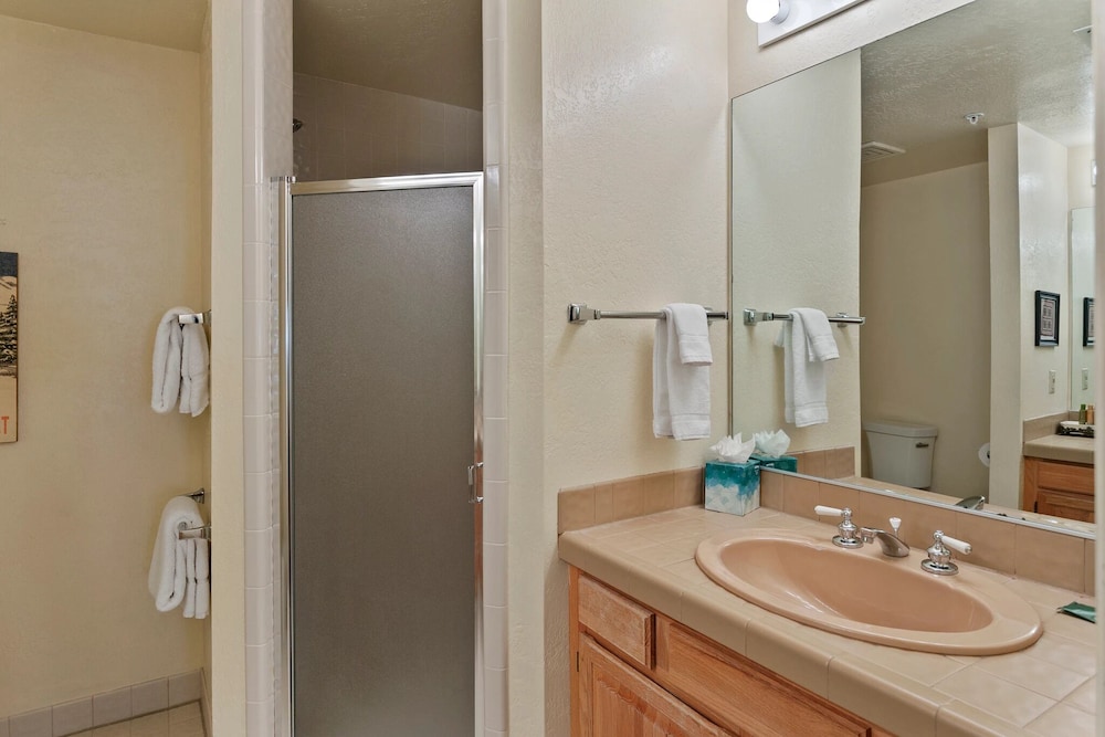 Powder Run at Deer Valley Resort - Two Bedroom Condo with Hot Tub #A13 2 Condo