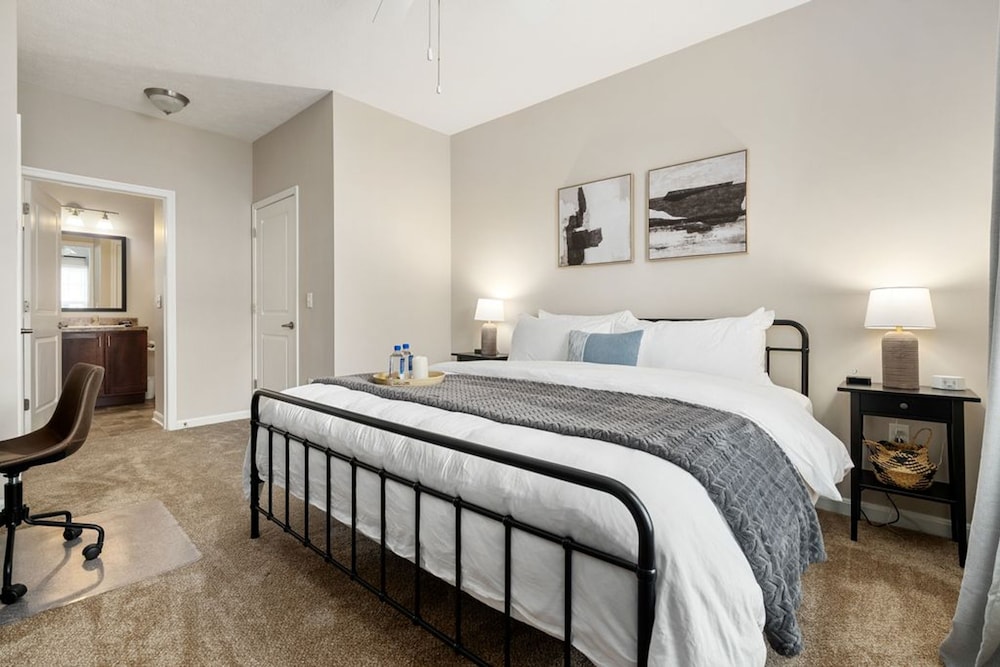 Ground Floor 2BR w Lux Amenities At Albany Glen