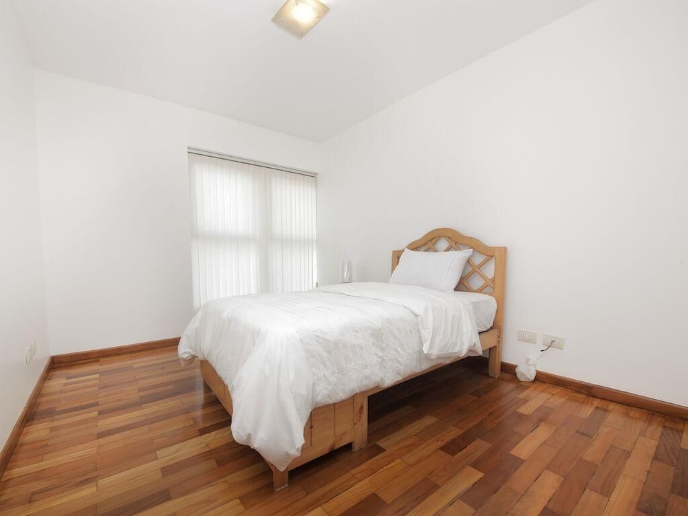 Great Location Walking Distance to Larcomar and Wong view 4
