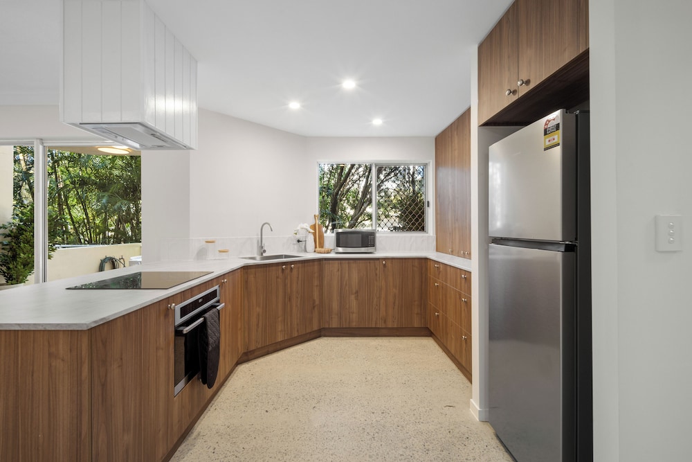Burleigh Breeze 2 Bed Beach Walk