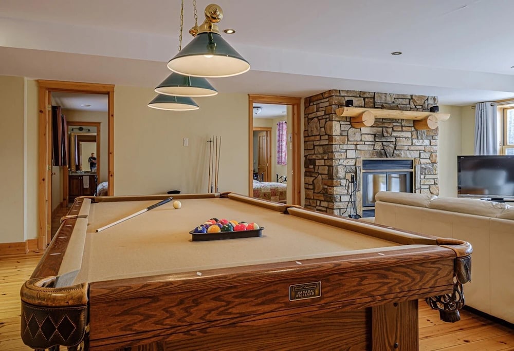 Duc 83 - Luxury log Cottage With hot tub and Exterior Barrel Sauna