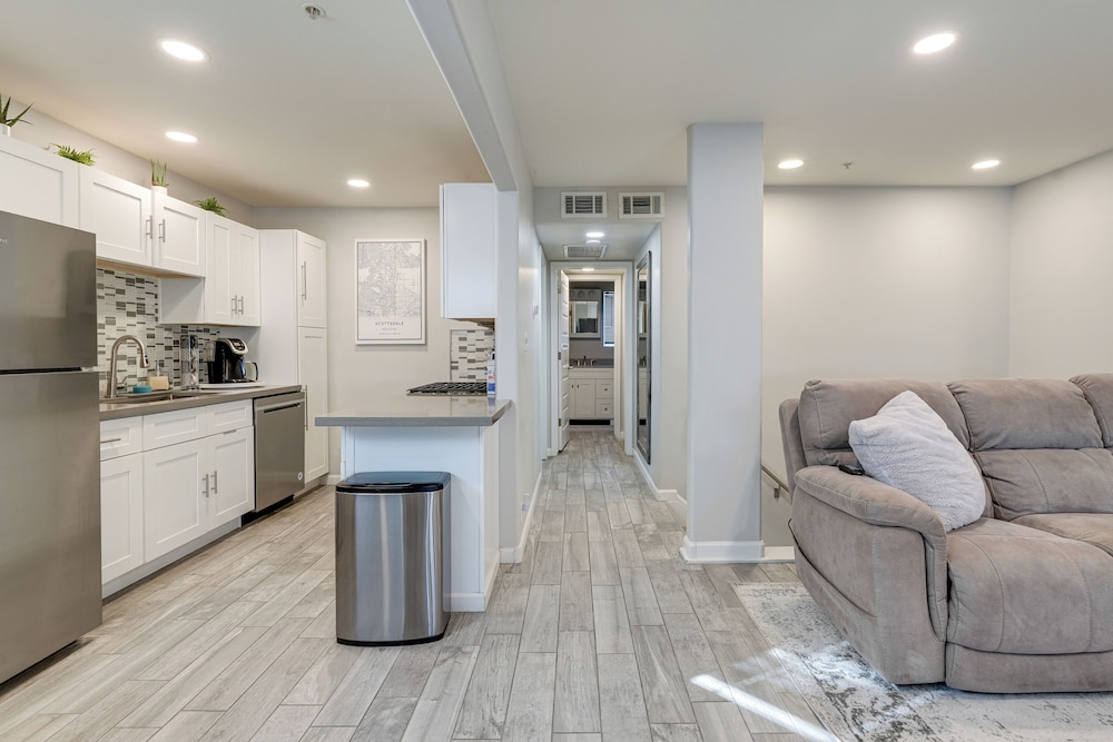 2 Mi to Old Town Scottsdale: Sleek Apartment