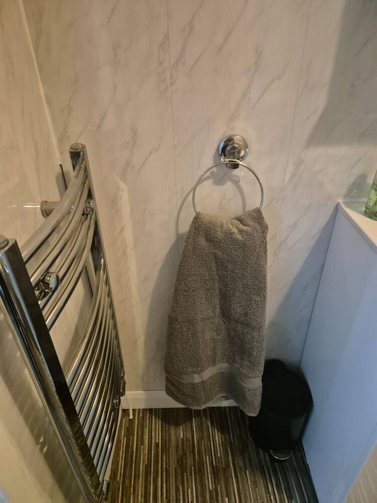 3 Bed Home Free Wifi & Netflix Central Location