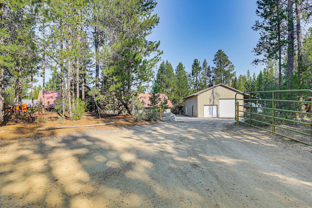 Woodsy Cabin Retreat ~ 4 Mi to Crescent Lake! view 5