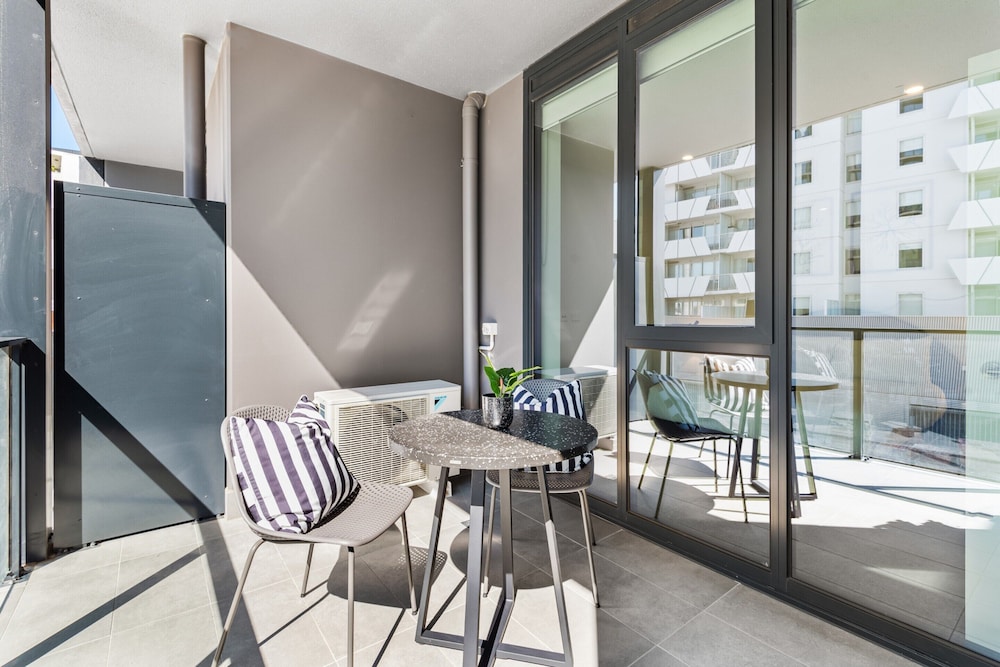 Elegant 1-bed by Shops With Rooftop Swimming Pool