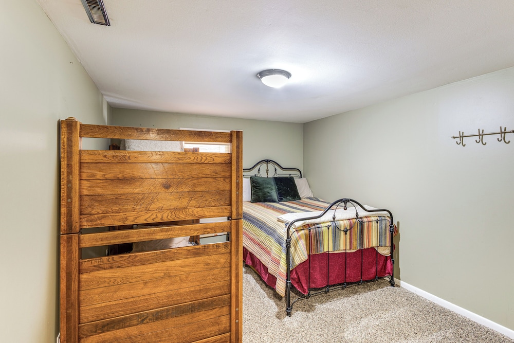 Mountain Views: Walkable Lava Hot Springs Home!
